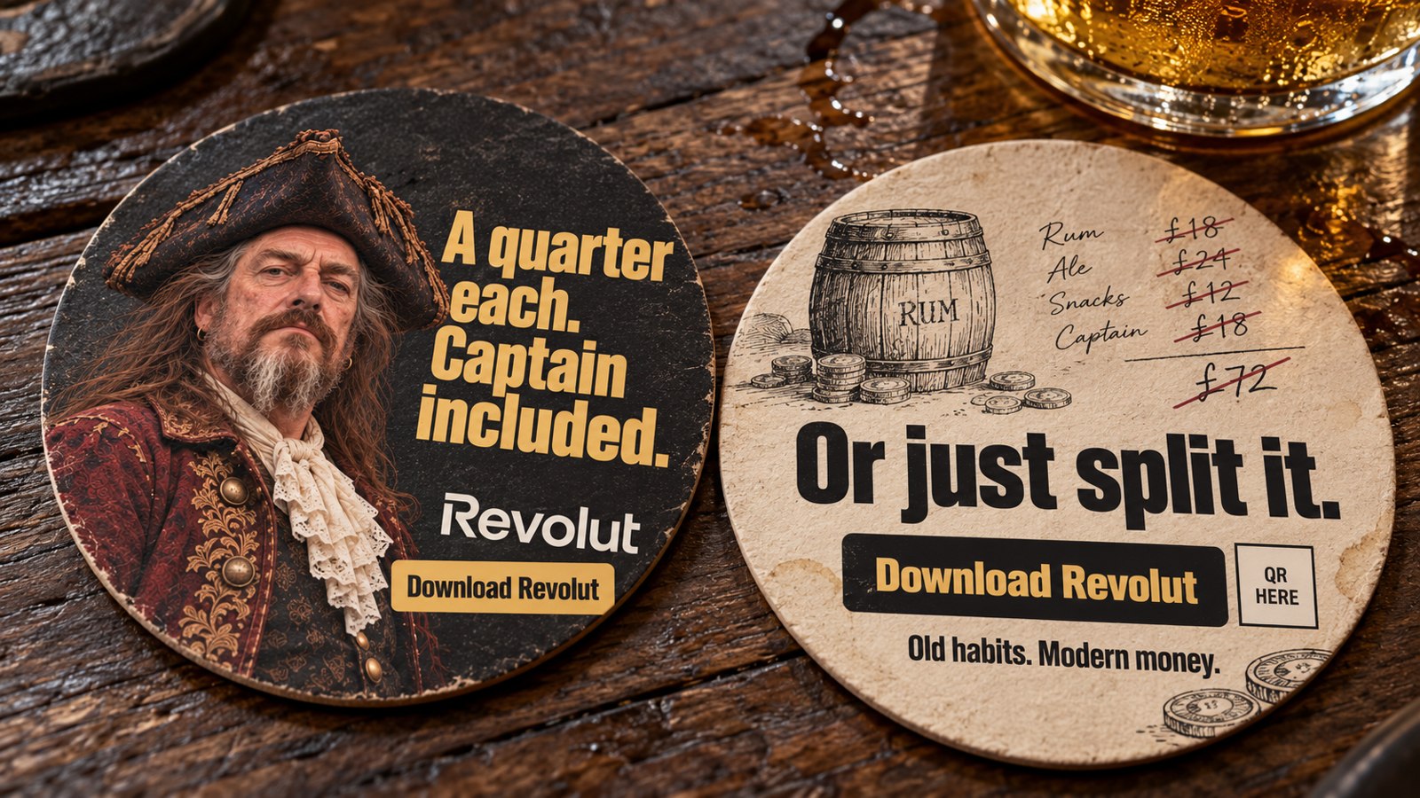 Konceptmockup af ølbrikker med Briggs, et piratregnskab og Download Revolut