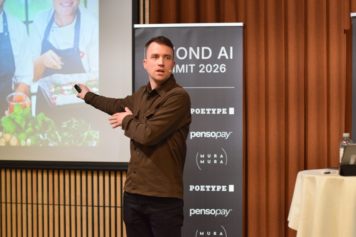 Nikolaj Lykke Viborg holder foredrag på Beyond AI Summit