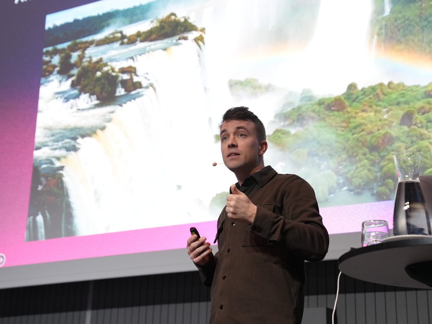Nikolaj Lykke Viborg præsenterer kreativt AI-arbejde på en konference