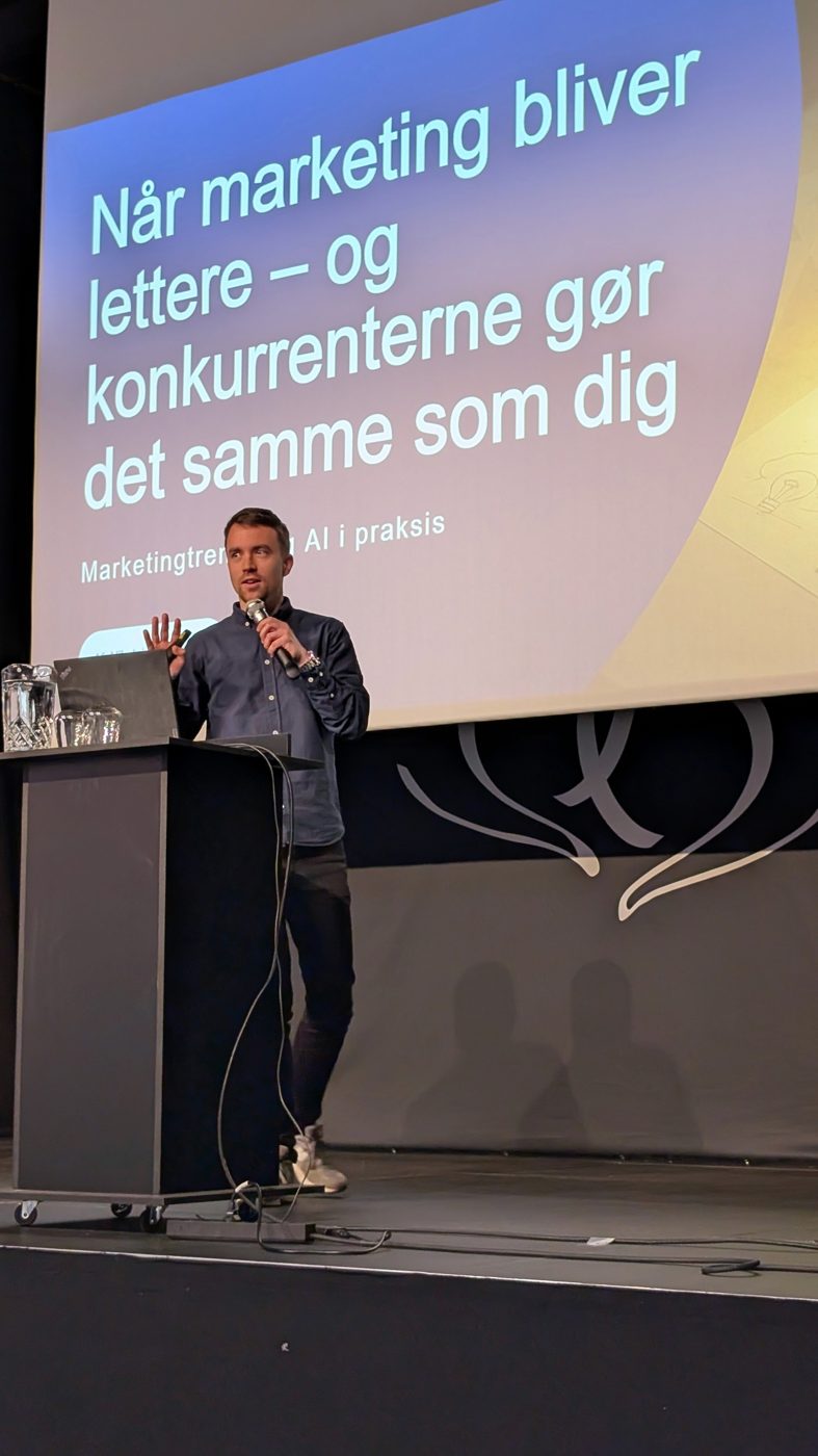Nikolaj Lykke Viborg på scenen til et foredrag om AI i marketing
