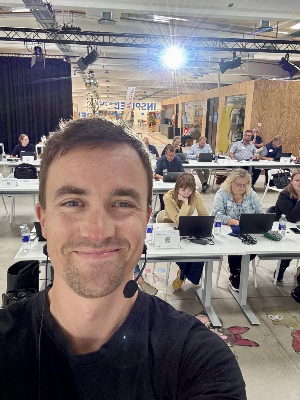 Deltagere arbejder med AI til en workshop med Nikolaj Lykke Viborg