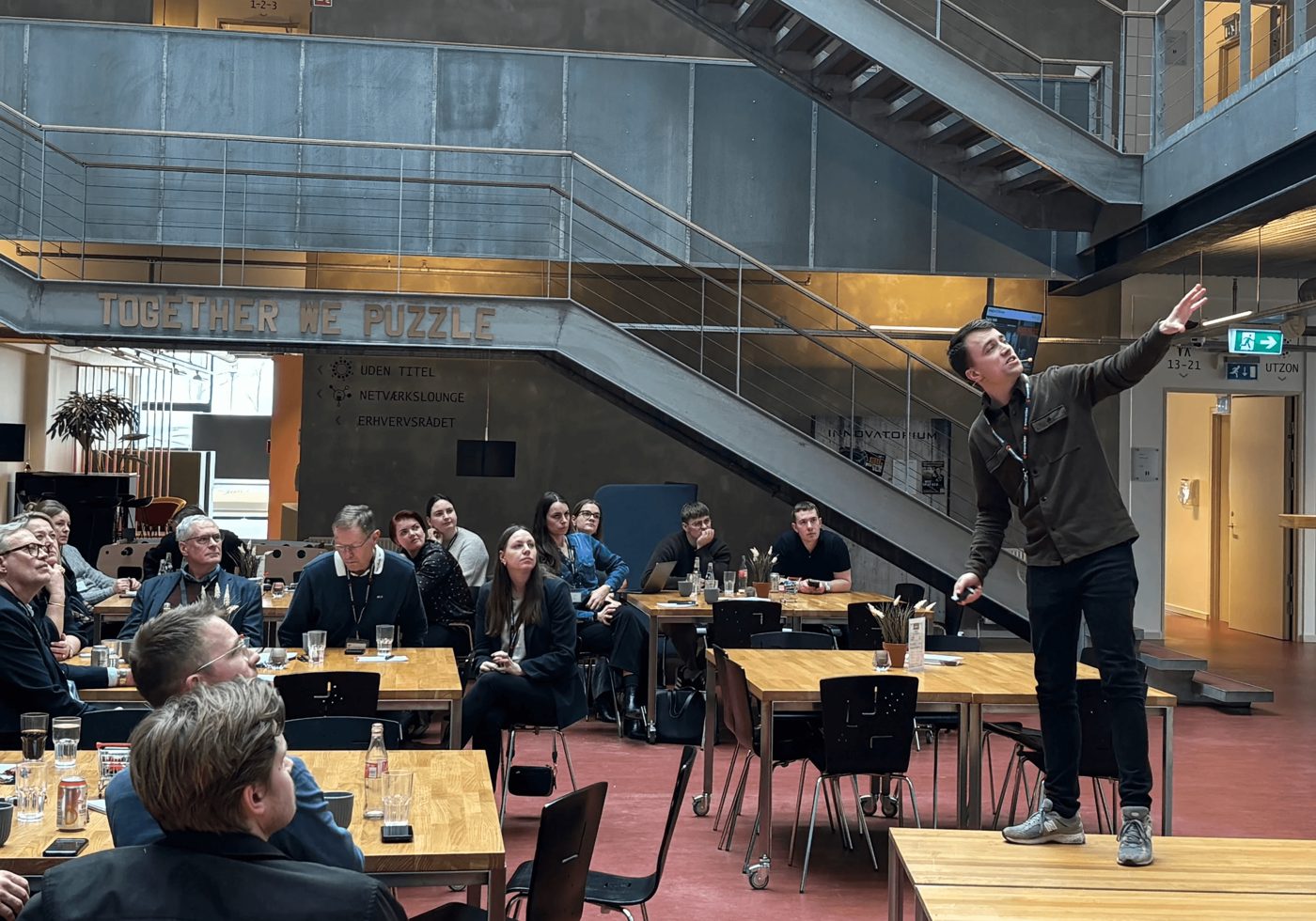Workshoplokale med deltagere i gang med øvelser